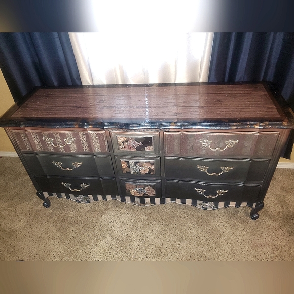 ANTIQUE THOMASVILLE FRENCH PROVENCIAL 9 drawer dresser - Picture 12 of 16